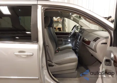 2010 Chrysler Town & Country Touring from USA, damaged, VIN 2A4RR5D13AR271245